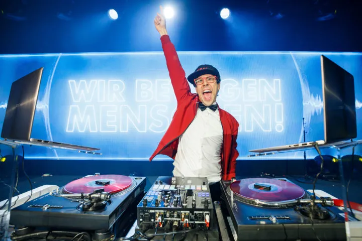 DJ Andre Siddi beim Livestream-Event in der Galerie.